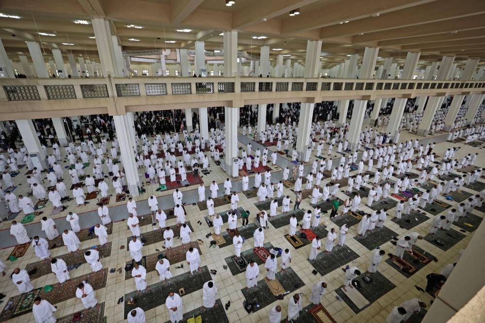 ضيوف الرحمن يؤدون الصلاة في مسسجد نمرة أمس."الفرنسية"