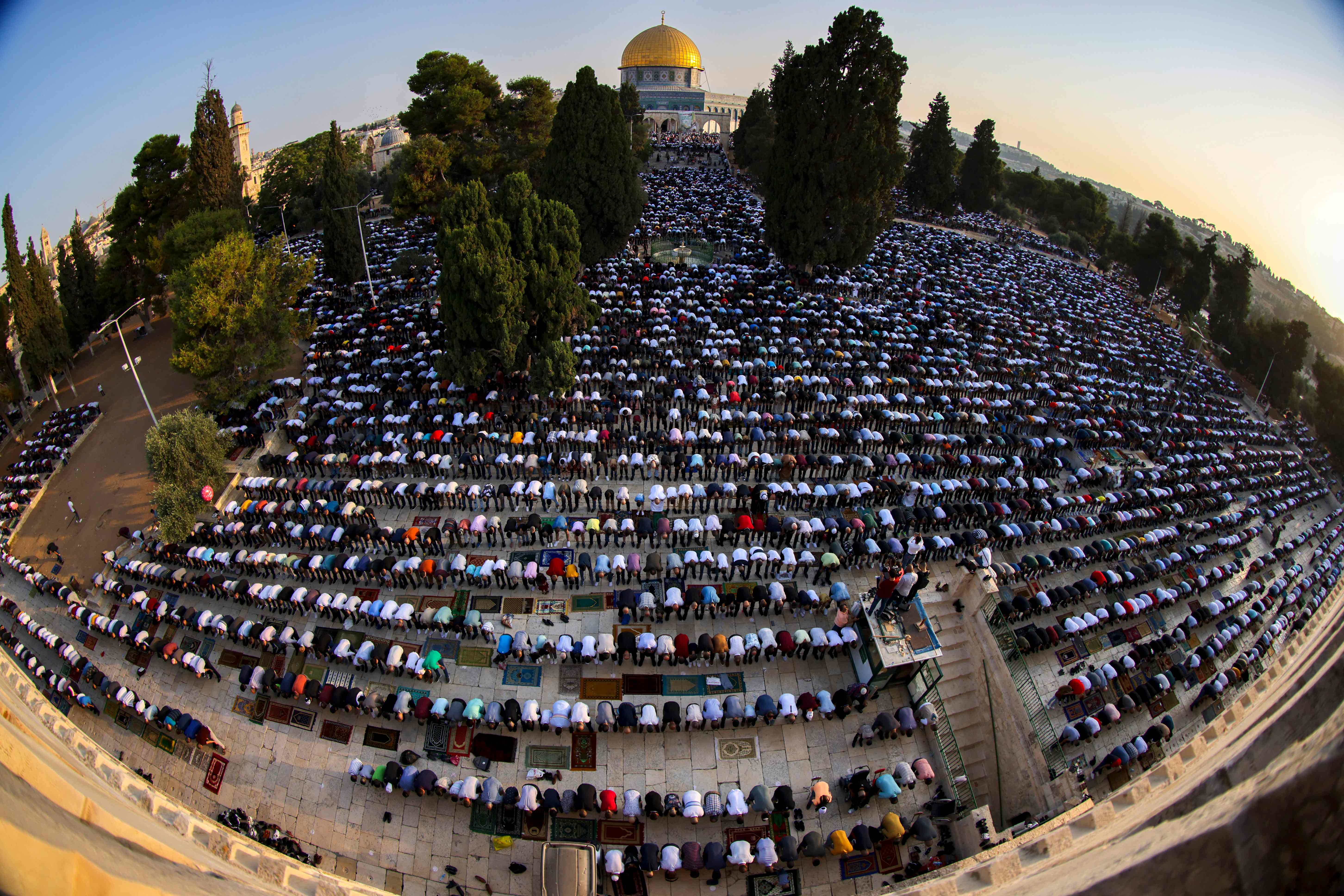 المصلون يؤدون صلاة عيد الأضحى في مختلف أنحاء العالم