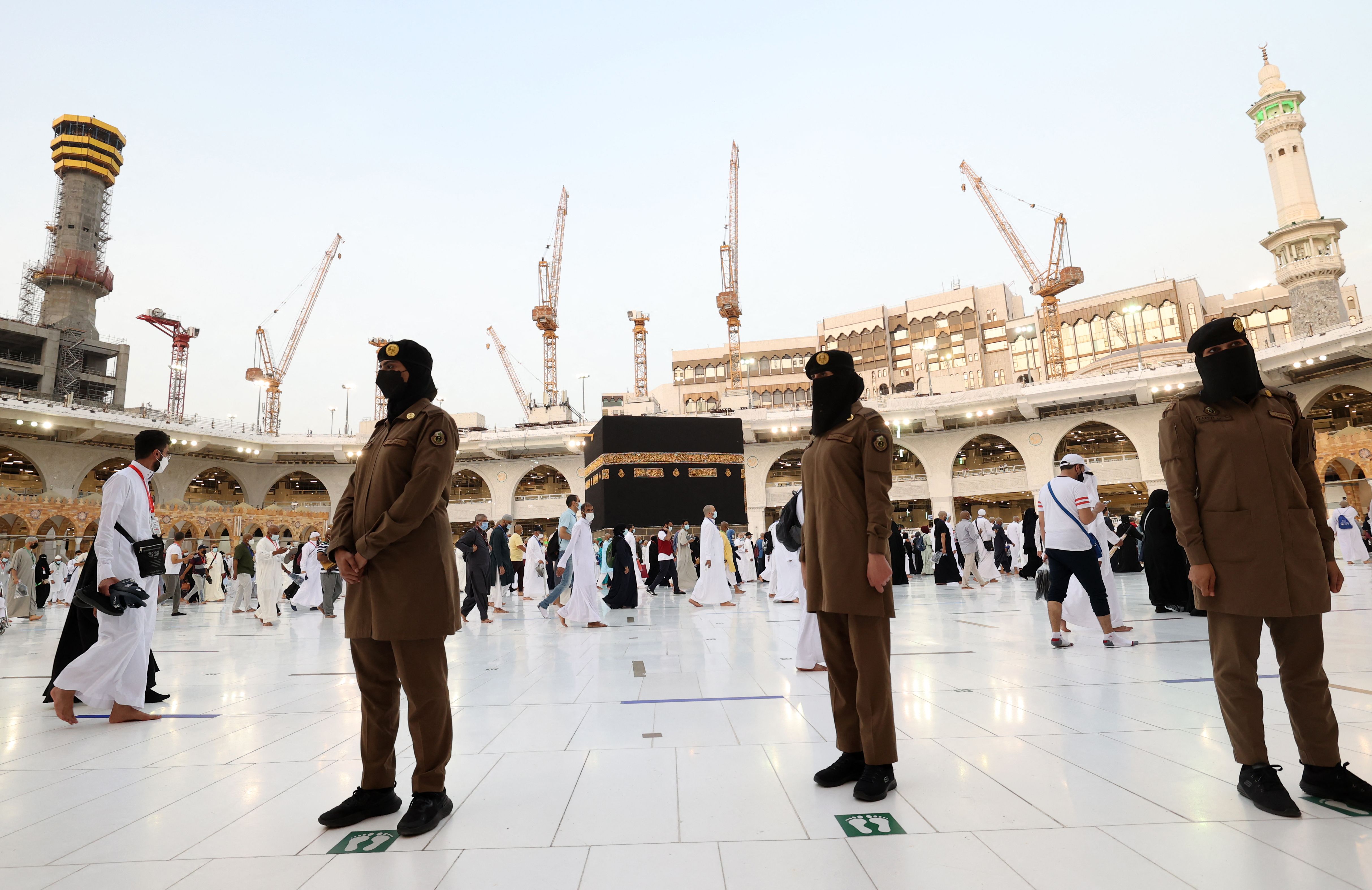 شرطيات سعوديات يمارسن عملهن أثناء قيام المصلين بالطواف حول الكعبة المشرفة 