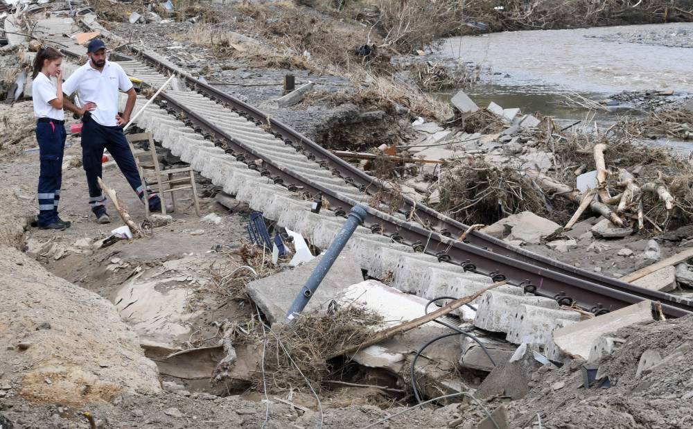 رجال الإنقاذ يتفقدون مسارا للسكك الحديدية دمرته السيول غرب ألمانيا. "الفرنسية"