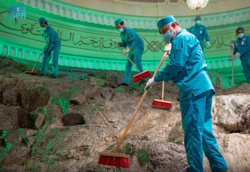تكثيف عمليات التعقيم بالمسجد الحرام مع بدء استقبال المعتمرين
