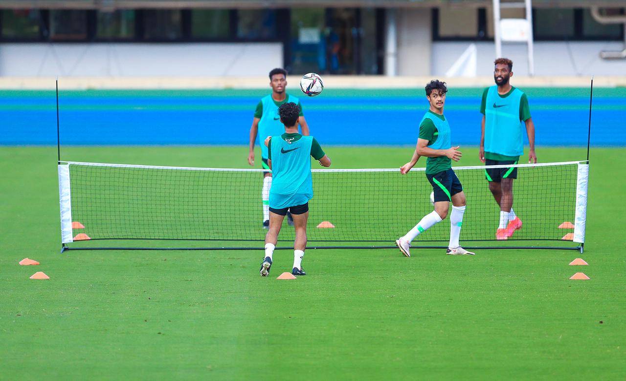 لاعبو الأخضر في آخر تدريب أمس قبل البرازيل.