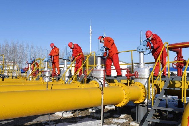 برنت يتجاوز 76 دولارا للبرميل بسبب تقلص المخزونات الأمريكية