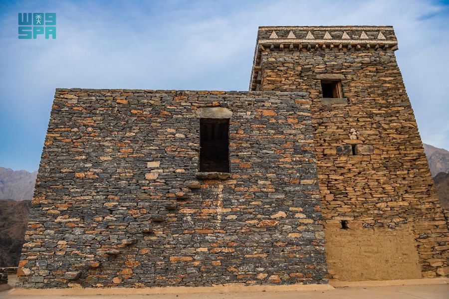 قرية ذي عين.. حصن الطبيعة والتراث والمياه المتدفقة