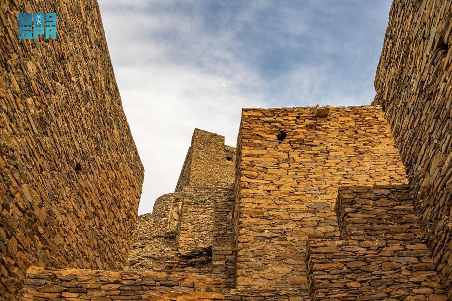 قرية ذي عين.. حصن الطبيعة والتراث والمياه المتدفقة