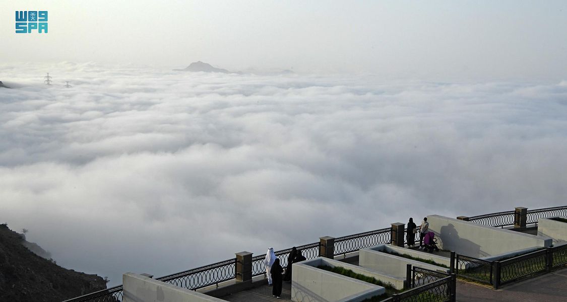 "السحب المنخفضة".. ظاهرة بصرية ترسم الجمال في صيف عسير