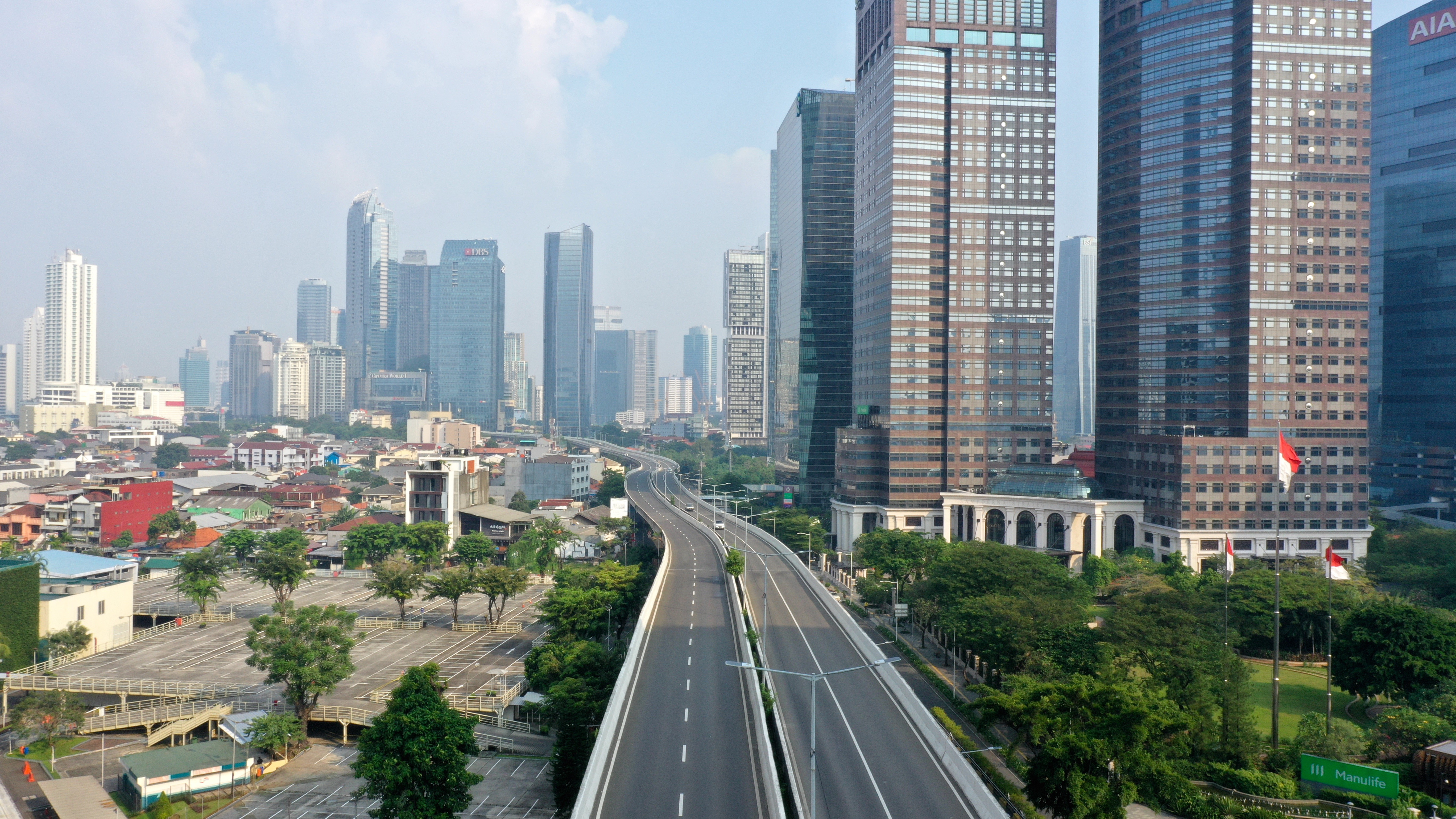 أندونيسيا تشدد القيود لاحتواء طفرة في الإصابات بفيروس كورونا