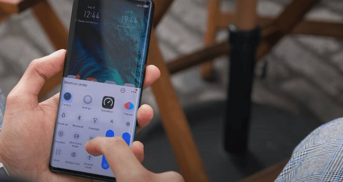 الكاميرا الطائرة يمكنها أن تنفصل عن الهاتف الذكي.