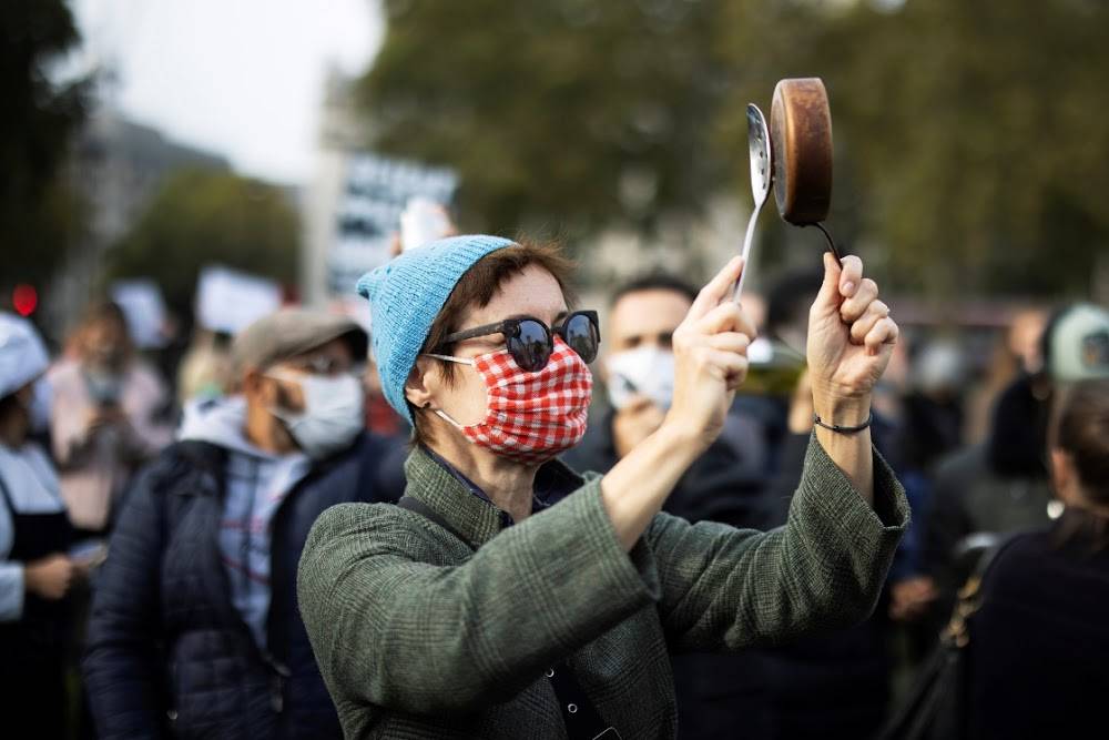 احتجاجات لعاملين في قطاع الضيافة خلال انتشار كورونا في لندن.