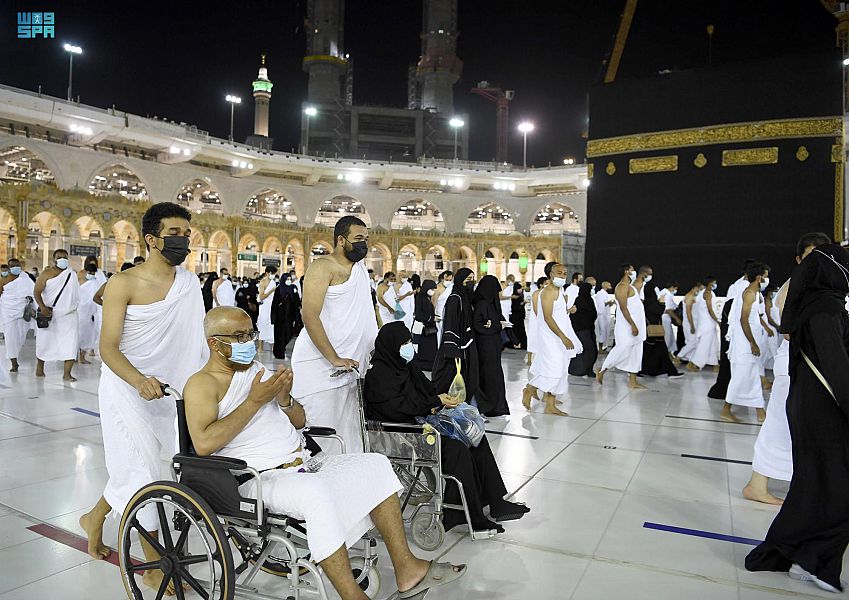 المسجد الحرام يشهد توافد المعتمرين من داخل المملكة وسط إجراءات احترازية