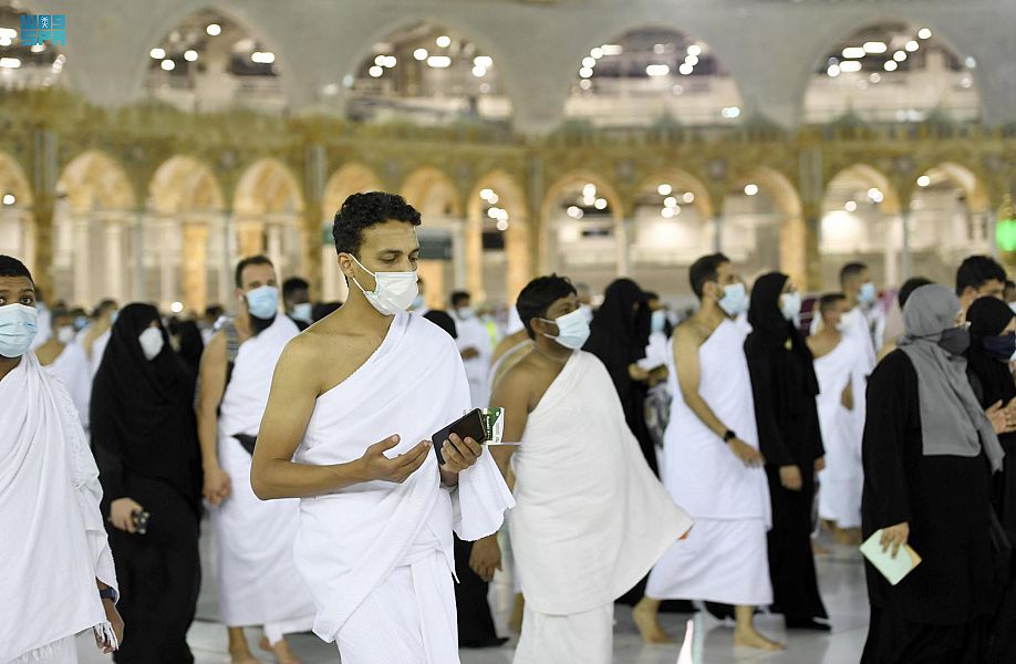 المسجد الحرام يشهد توافد المعتمرين من داخل المملكة وسط إجراءات احترازية