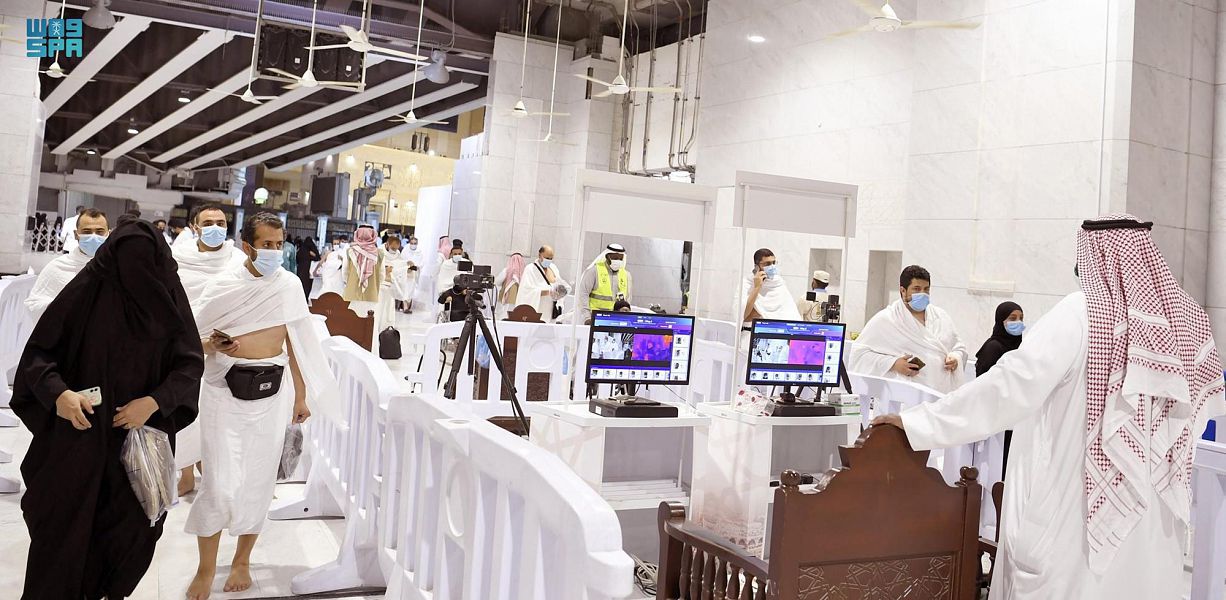 المسجد الحرام يشهد توافد المعتمرين من داخل المملكة وسط إجراءات احترازية