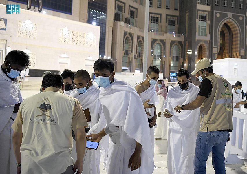 المسجد الحرام يشهد توافد المعتمرين من داخل المملكة وسط إجراءات احترازية