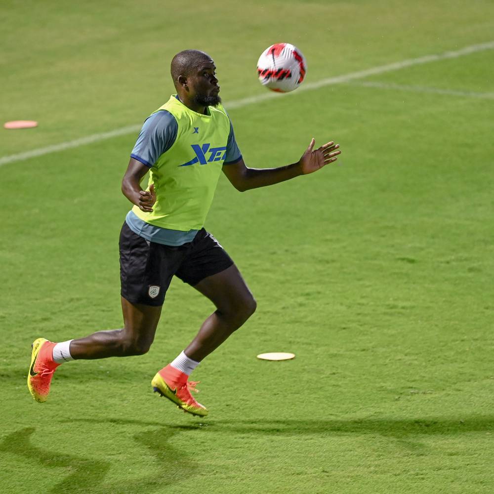 جانب من تدريب الشباب أمس. (مركز الشباب الإعلامي)