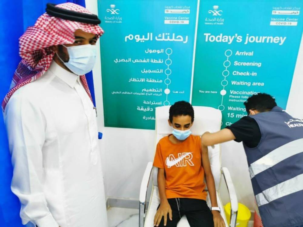 طفل يتلقى لقاح كورونا في أحد المراكز الصحية."واس"