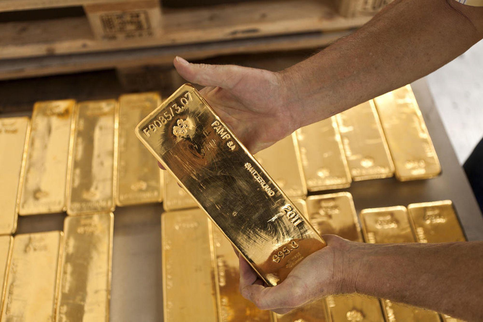 Банк покупает золото. Золотые слитки Швейцария. Слиток золотой. Слитки золота в банке. Золотые слитки России.