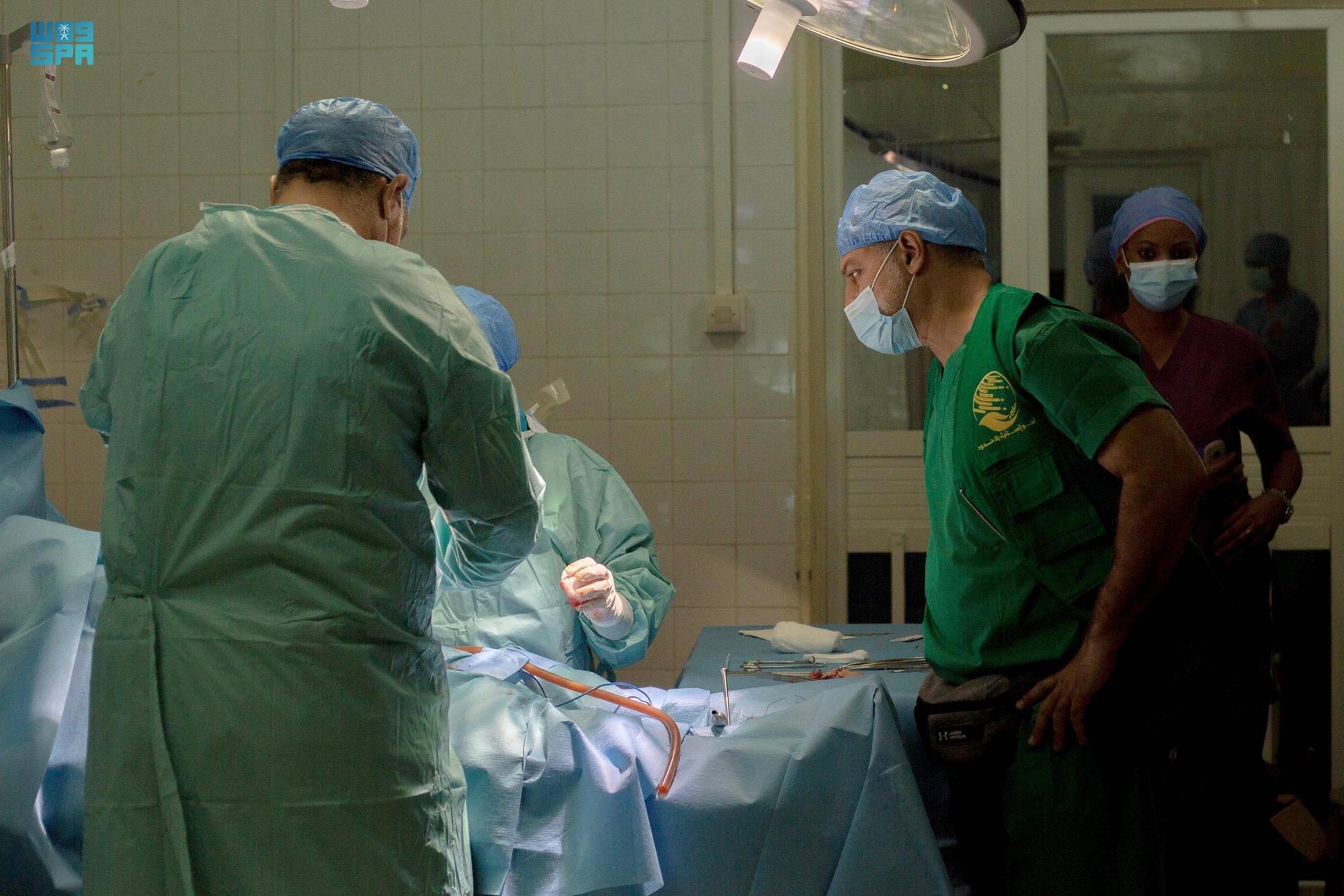 مركز الملك سلمان للإغاثة يختتم حملته الطبية التطوعية لجراحة المسالك البولية في موريتانيا بإجراء 83 عملية