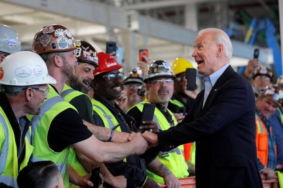 تقول الخرافة الأمريكية إن الموظفين وأرباب العمل يقفون على قدم المساواة.