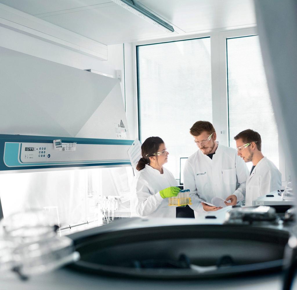 بايونتيك: لا حاجة لتعديل لقاح فايزر لتكييفه للمتحورات