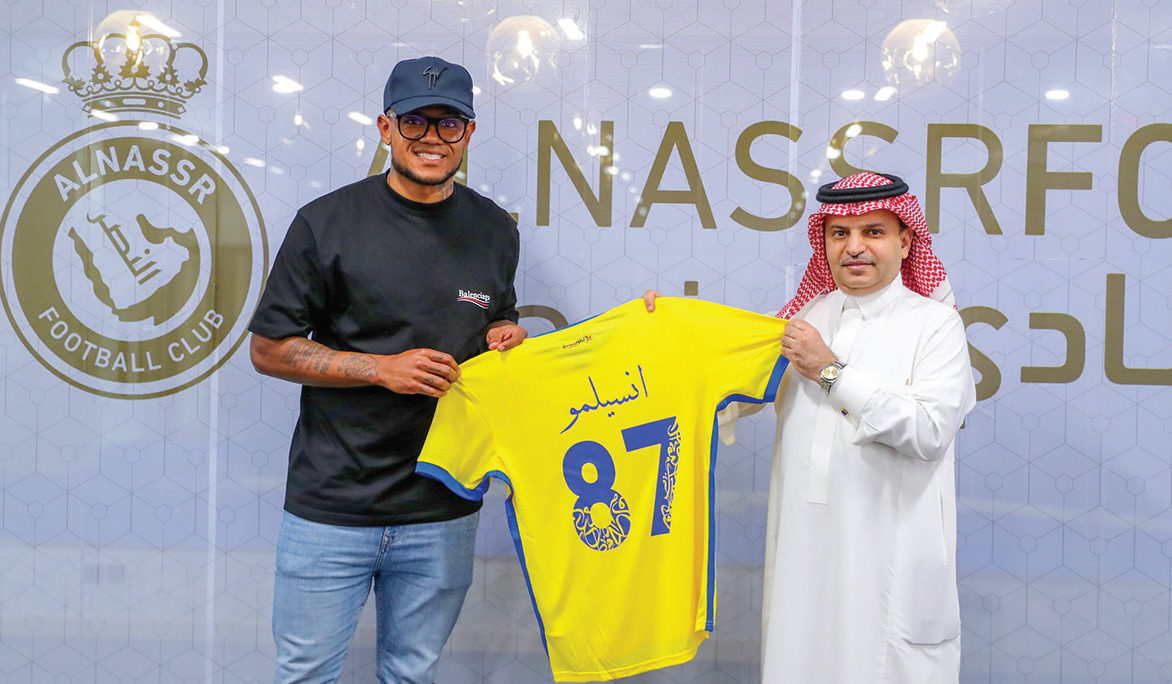 رئيس النصر مع أنسيلمو بعد التوقيع. «مركز النصر الإعلامي»