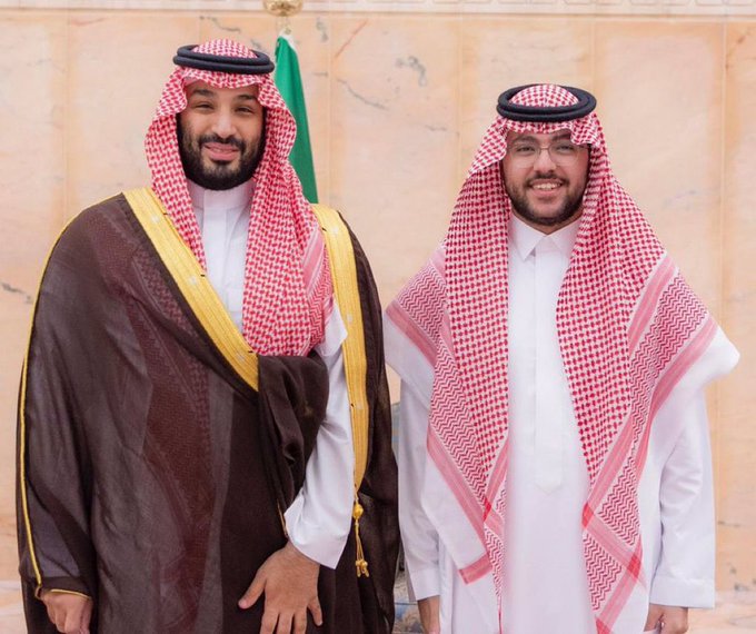 ولي العهد يكرم مساعد الدوسري بطل بطولة فيفا للألعاب الالكترونية