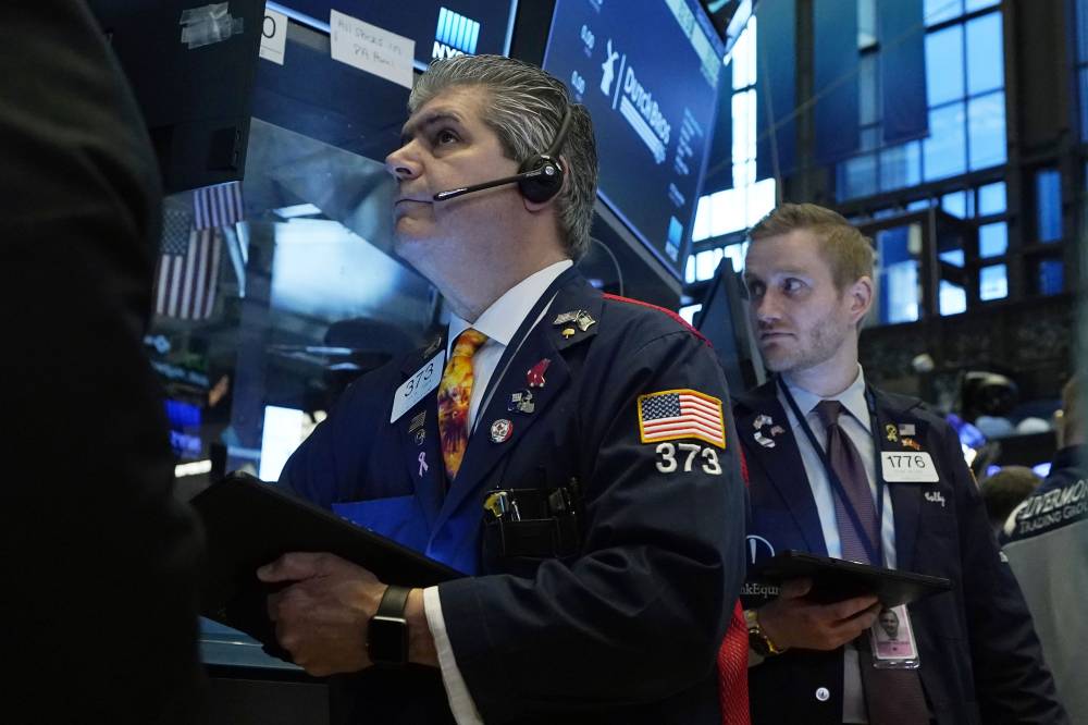  استقرت مؤشرات الأسهم الأمريكية عند الافتتاح أمس،  