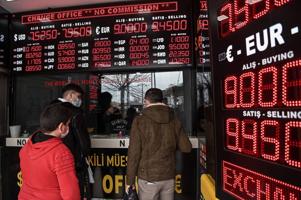 تراجعت الليرة التركية بأكثر من 1.3 في المائة أمس.