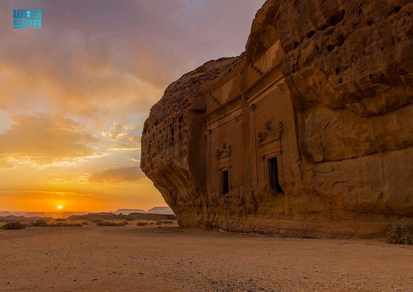 في صخورها بريق الماضي وأصالته.. العلا تصحب السياح في رحلة إلى عاصمة العالم القديم