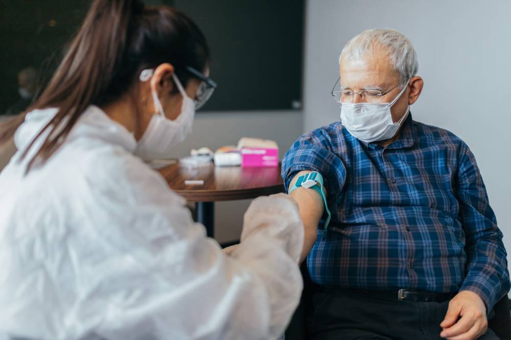 يشير استطلاع للرأي إلى أن 85 في المائة من الأمريكيين فوق سن 65 عاما يتم تطعيمهم. "جيتي"