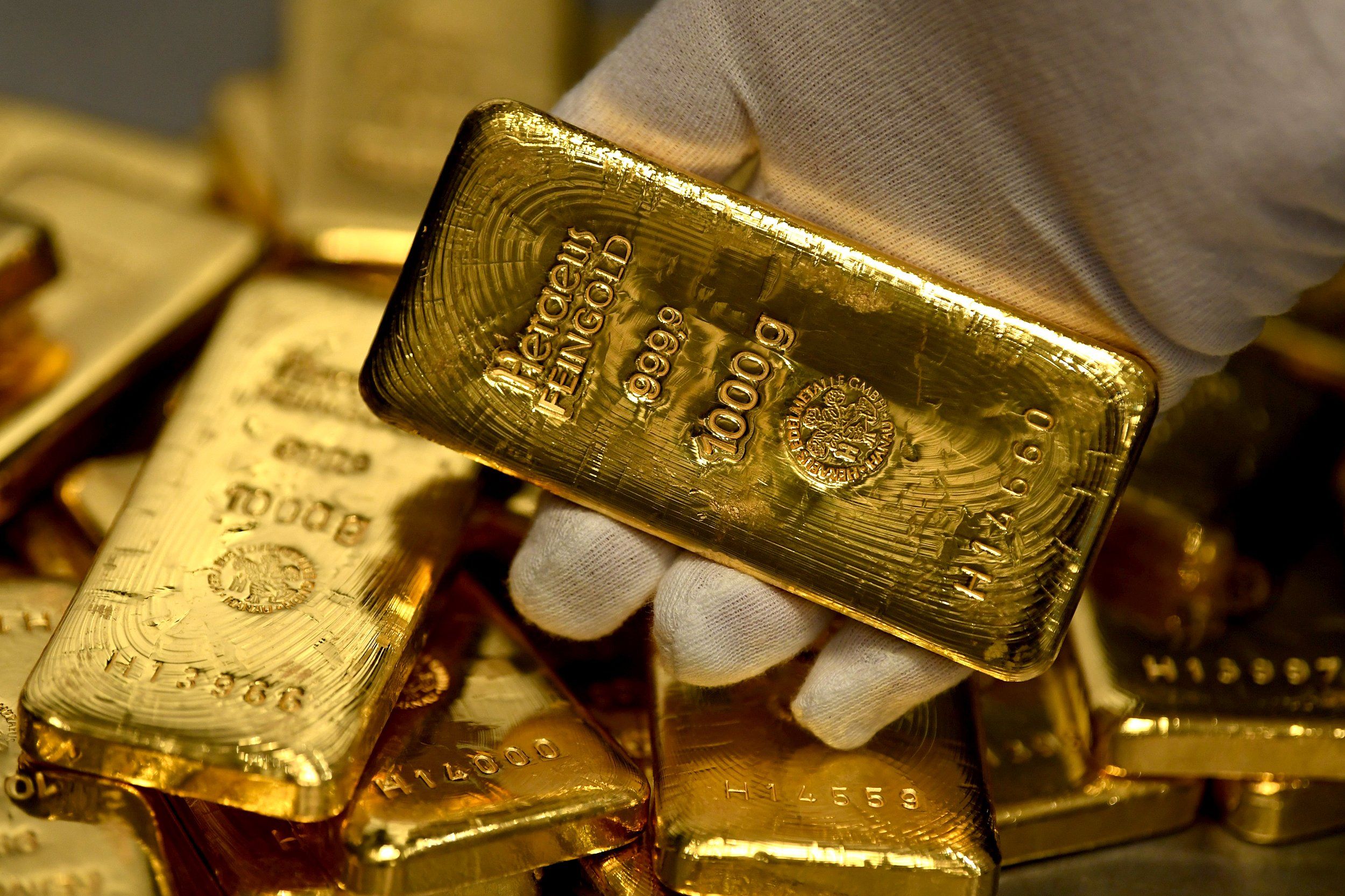 الذهب يرتفع بفعل تراجع طفيف للدولار والبلاديوم يقفز 1.8%
