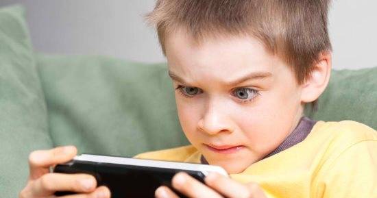 الأطفال يمضون ساعات طويلة في استخدام الأجهزة.