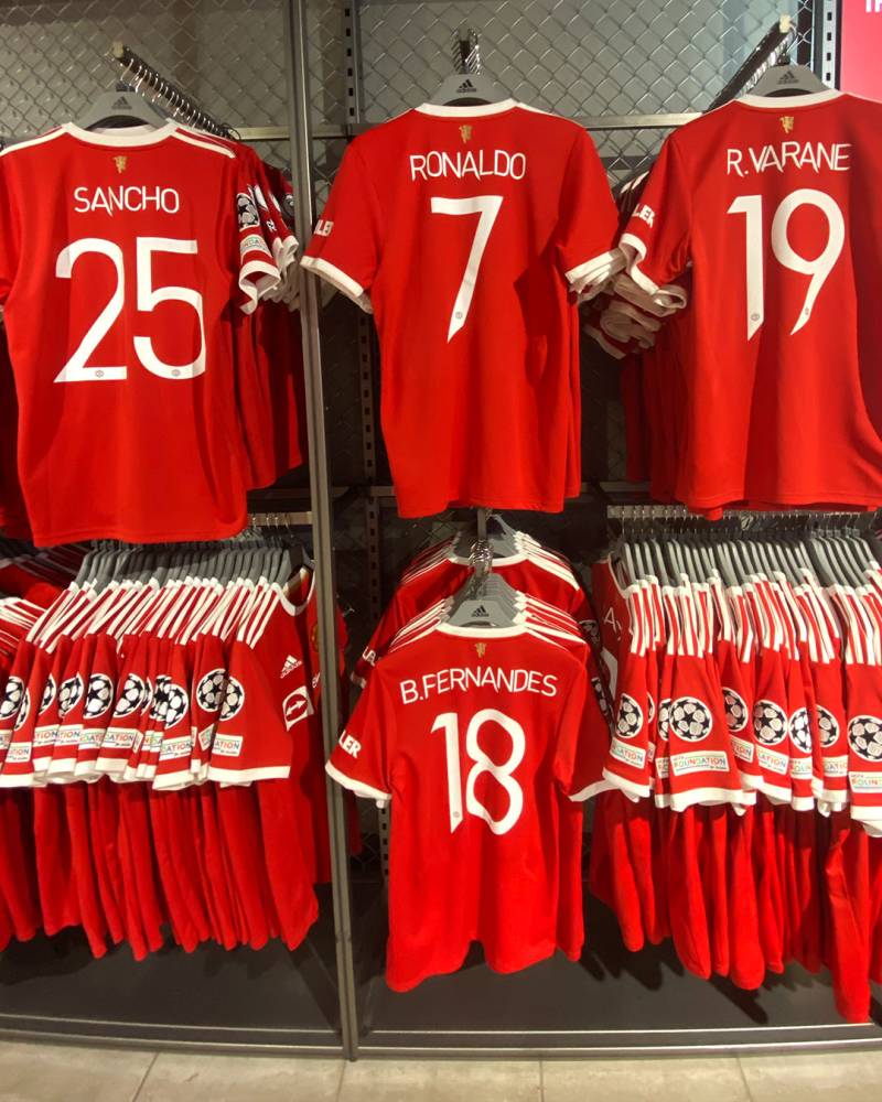 قميص رونالدو في متجر النادي