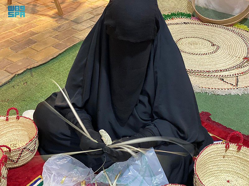 صناعة "الخوص" .. مهنة يتوارثها الأجيال في وادي الدواسر