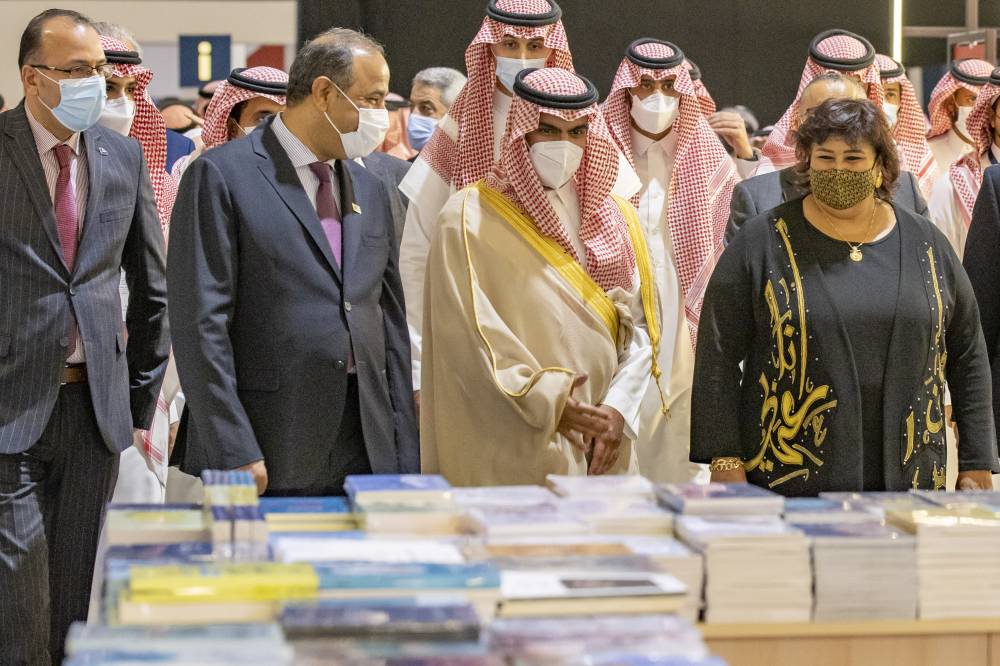 الأمير بدر بن عبدالله بن فرحان ووزير الثقافة العراقي ووزيرة الثقافة المصرية خلال افتتاح المعرض.