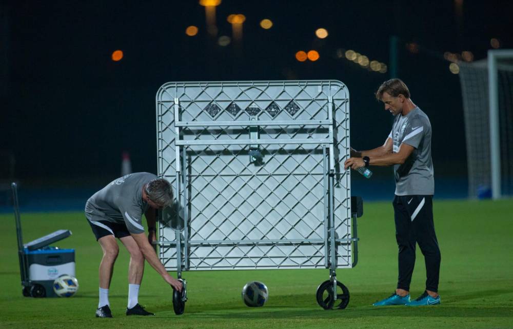 المدرب الفرنسي هيرفي رينارد مع مساعده يخرجان طاولة تنس كرة القدم بعد التدريب أمس عليها، تأهبا للقاء الصين، حيث يحتل المركز الثاني برصيد تسع نقاط متساويا مع أستراليا .. تصوير: محمد المانع ـ "الاقتصادية"