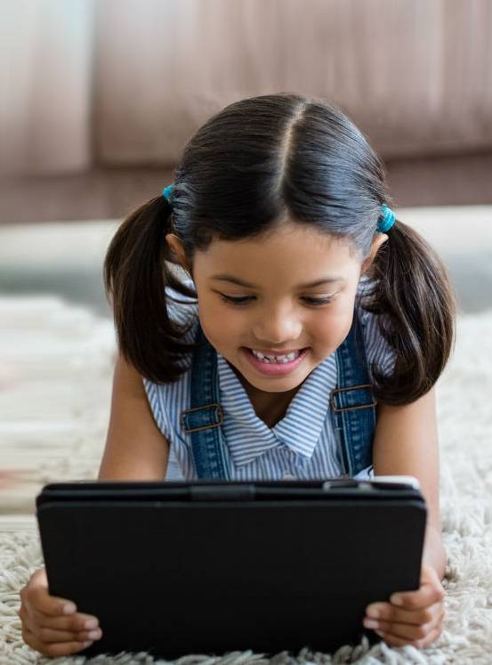 الأطفال يقضون معظم أوقاتهم على الإنترنت على الفيديو والألعاب.