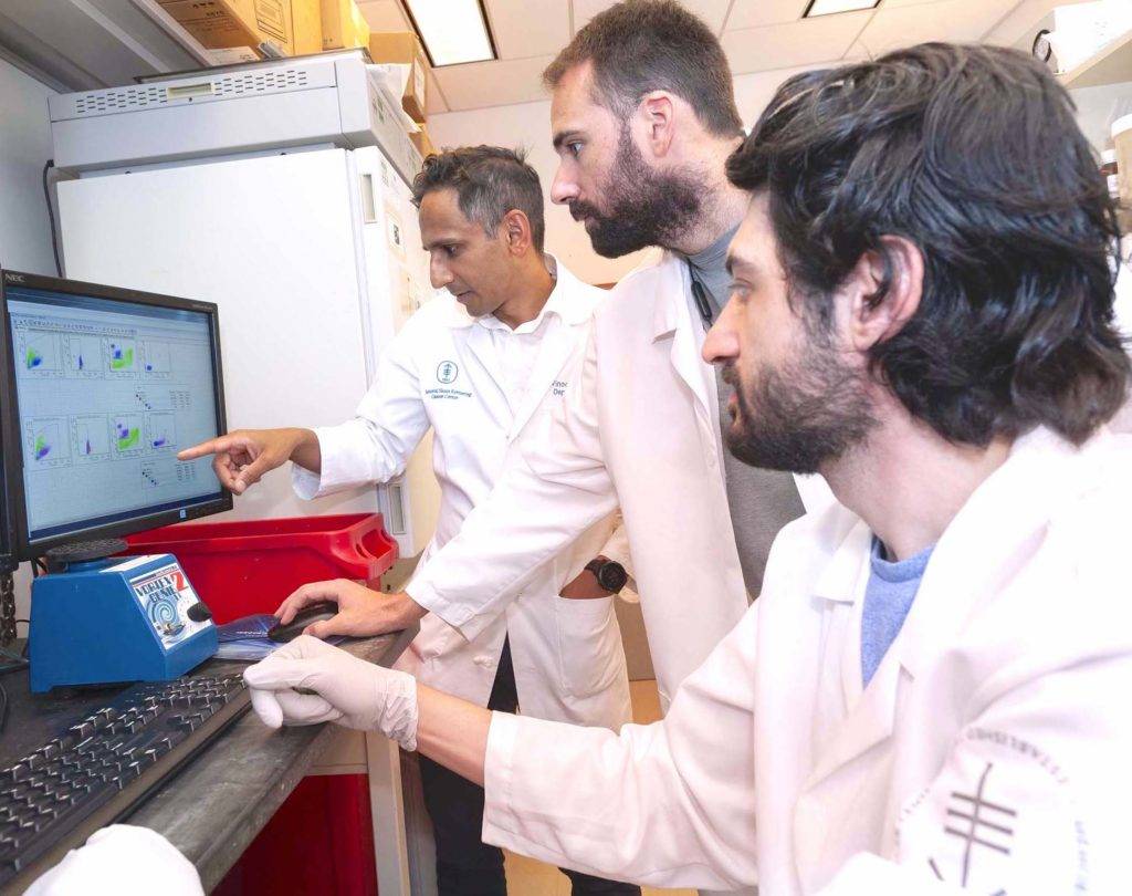 فينود بالاشاندران في آخر الصورة.