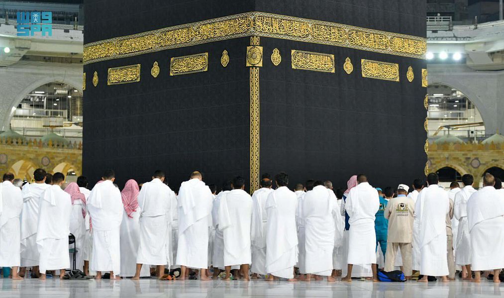 أجواء إيمانية تحف المصلين في صلاة الفجر بالمسجد الحرام بعد إلغاء التباعد الجسدي