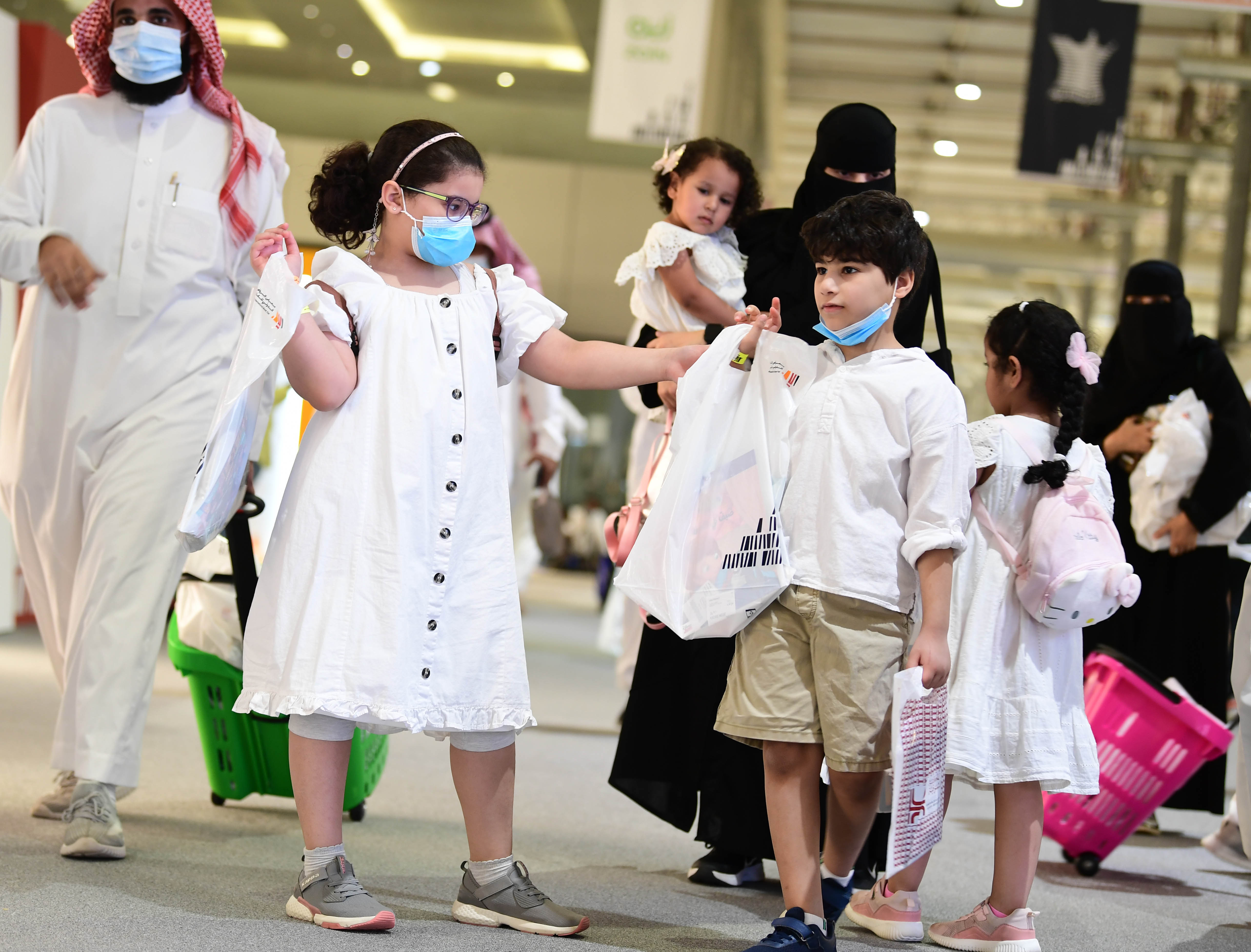 توافد محبي الكتب على معرض الكتاب في ثاني أيامه