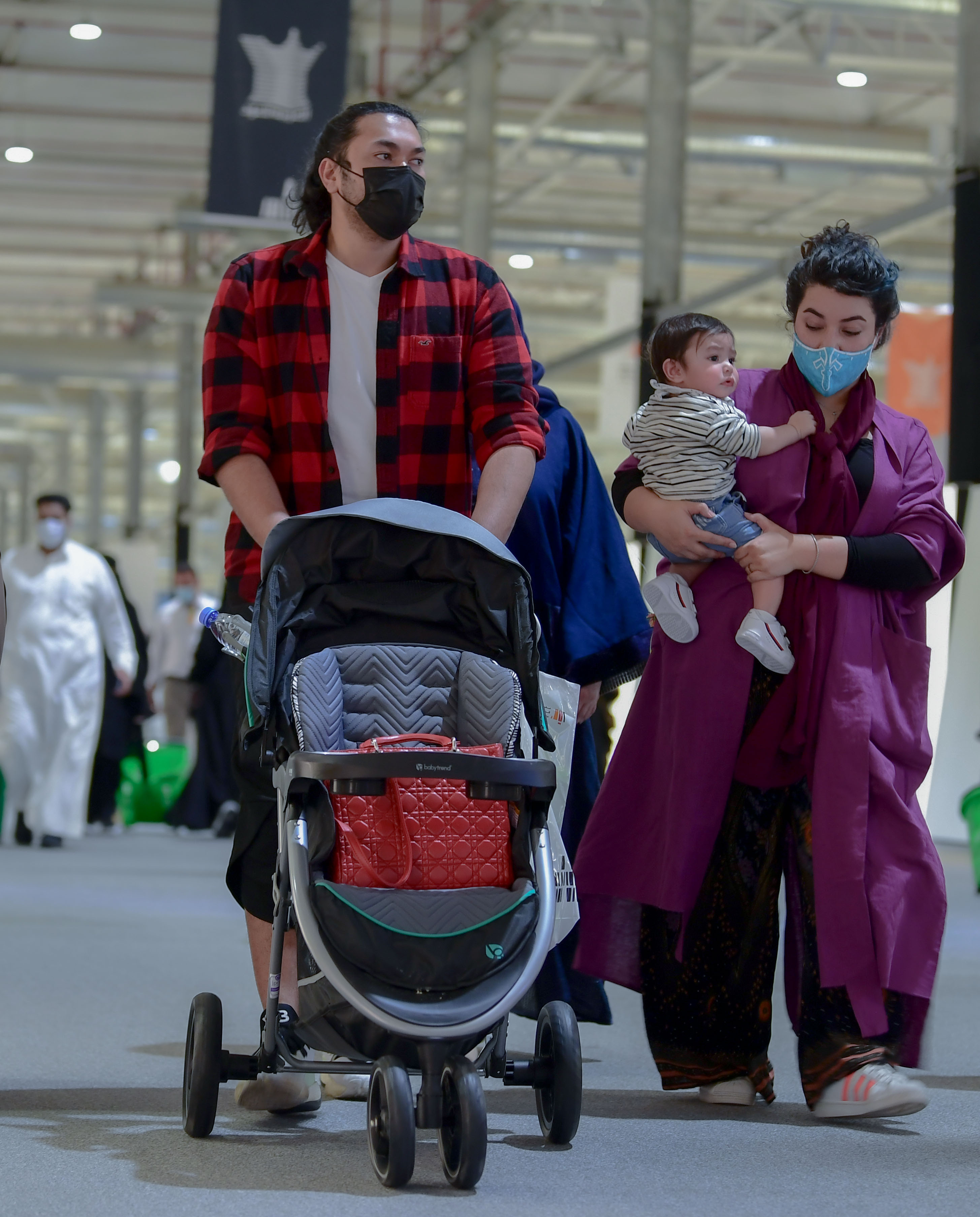 توافد محبي الكتب على معرض الكتاب في ثاني أيامه