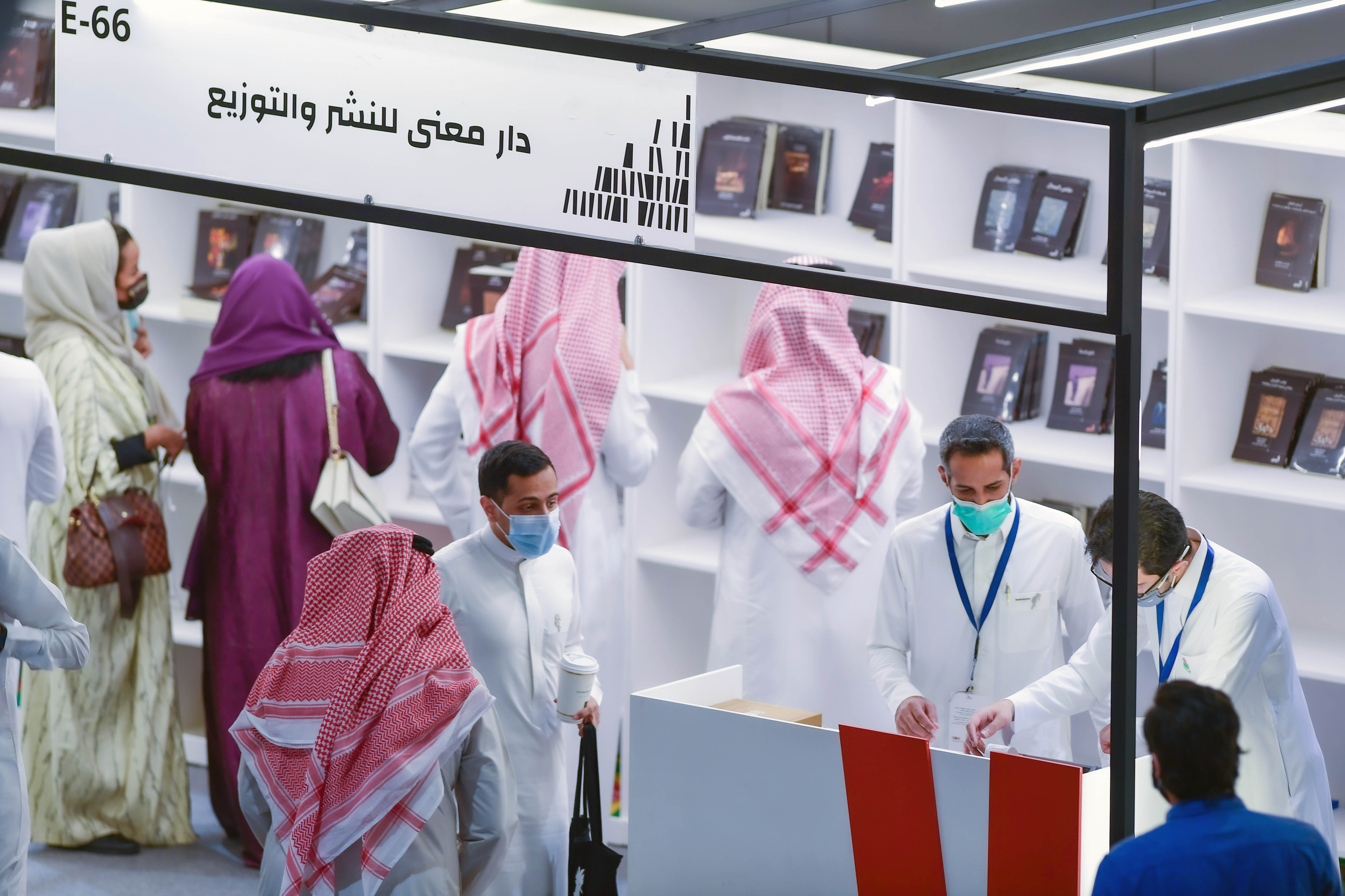 توافد محبي الكتب على معرض الكتاب في ثاني أيامه