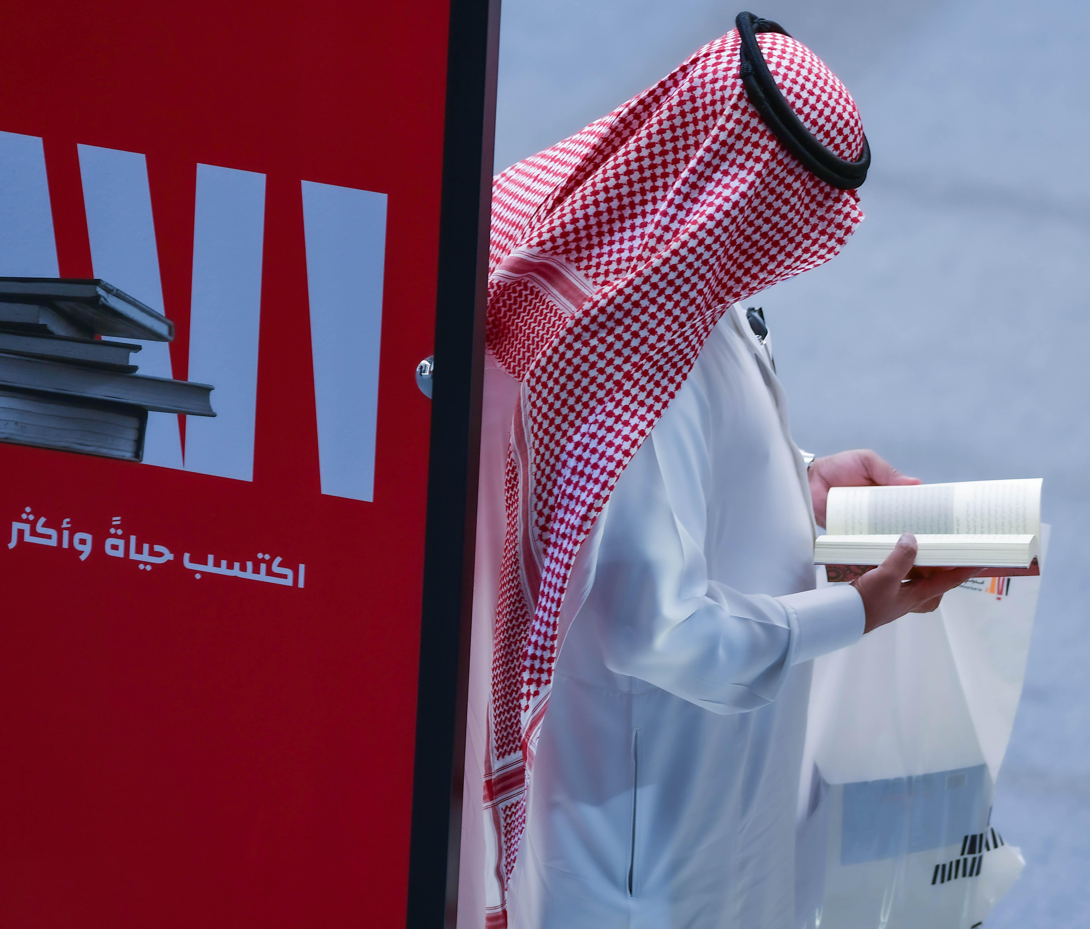 توافد محبي الكتب على معرض الكتاب في ثاني أيامه