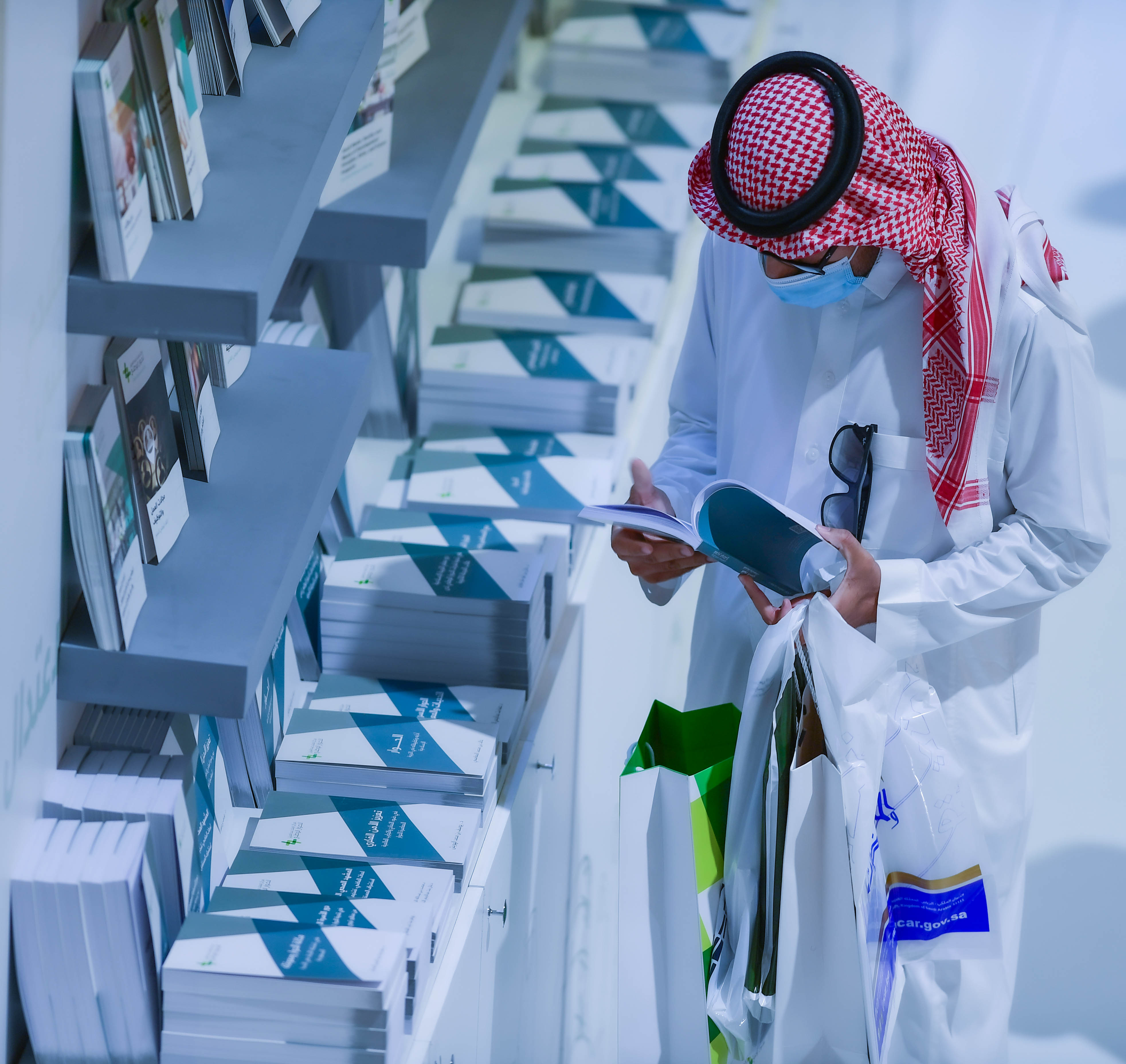 توافد محبي الكتب على معرض الكتاب في ثاني أيامه