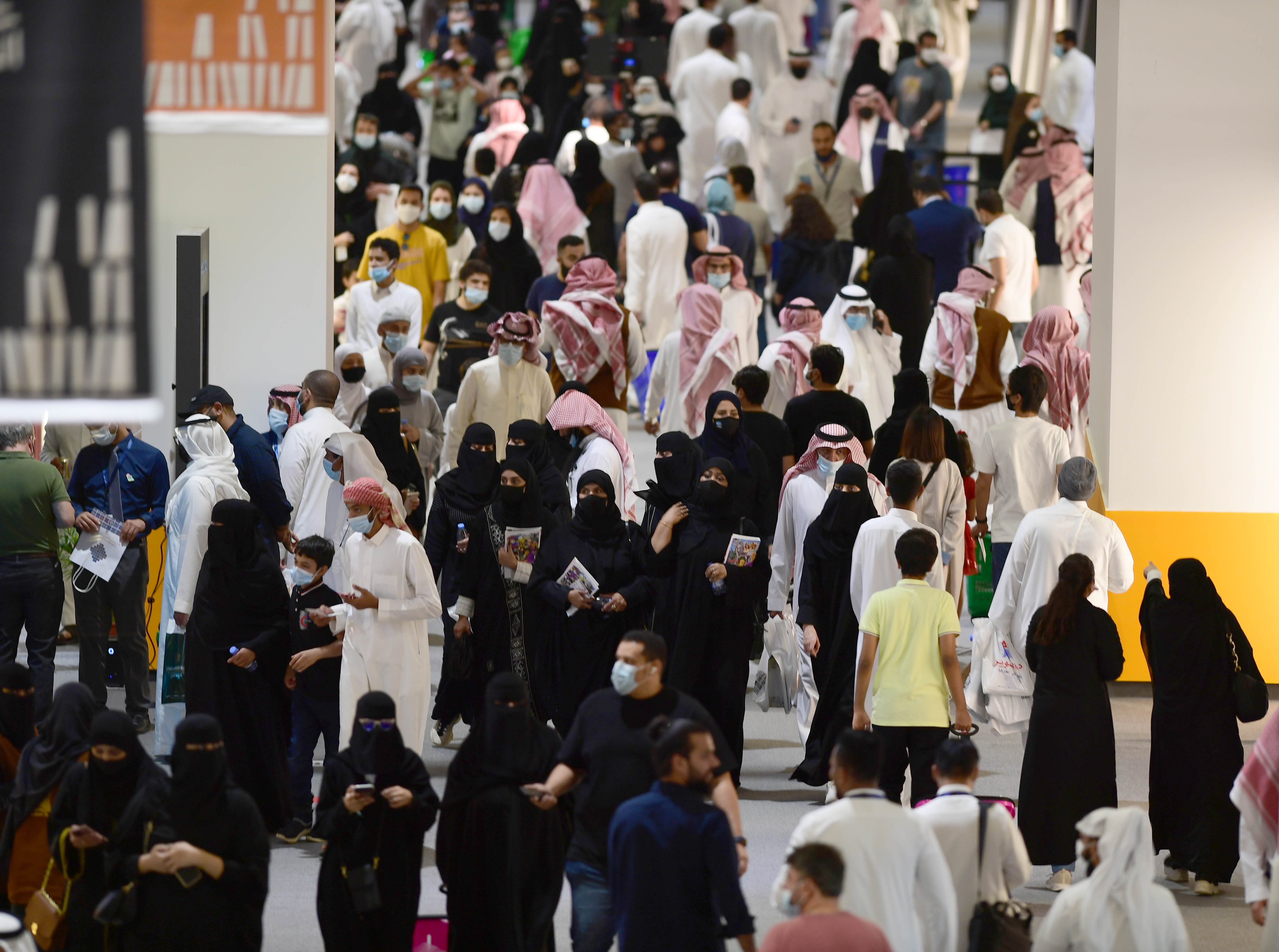 توافد محبي الكتب على معرض الكتاب في ثاني أيامه