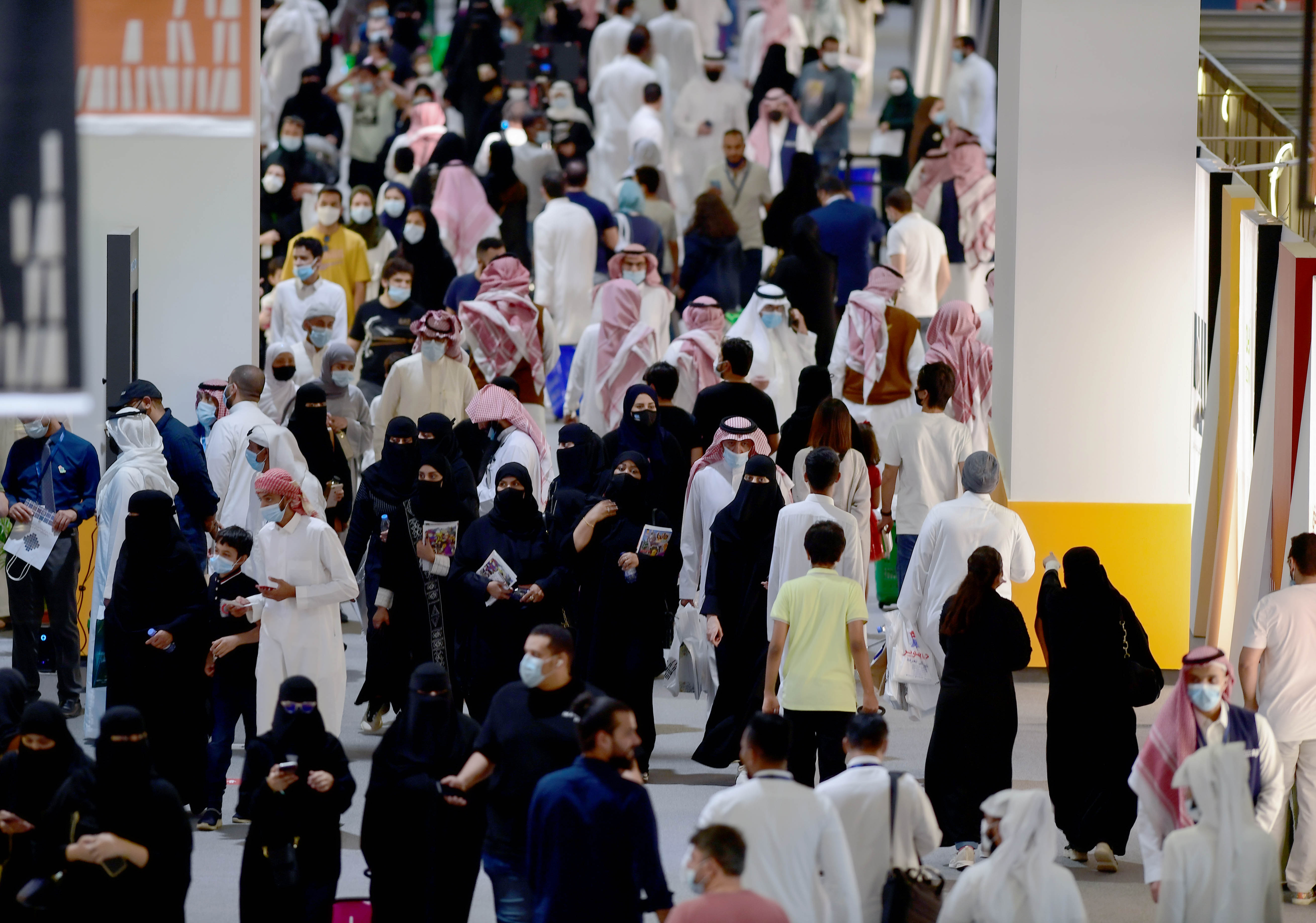 توافد محبي الكتب على معرض الكتاب في ثاني أيامه