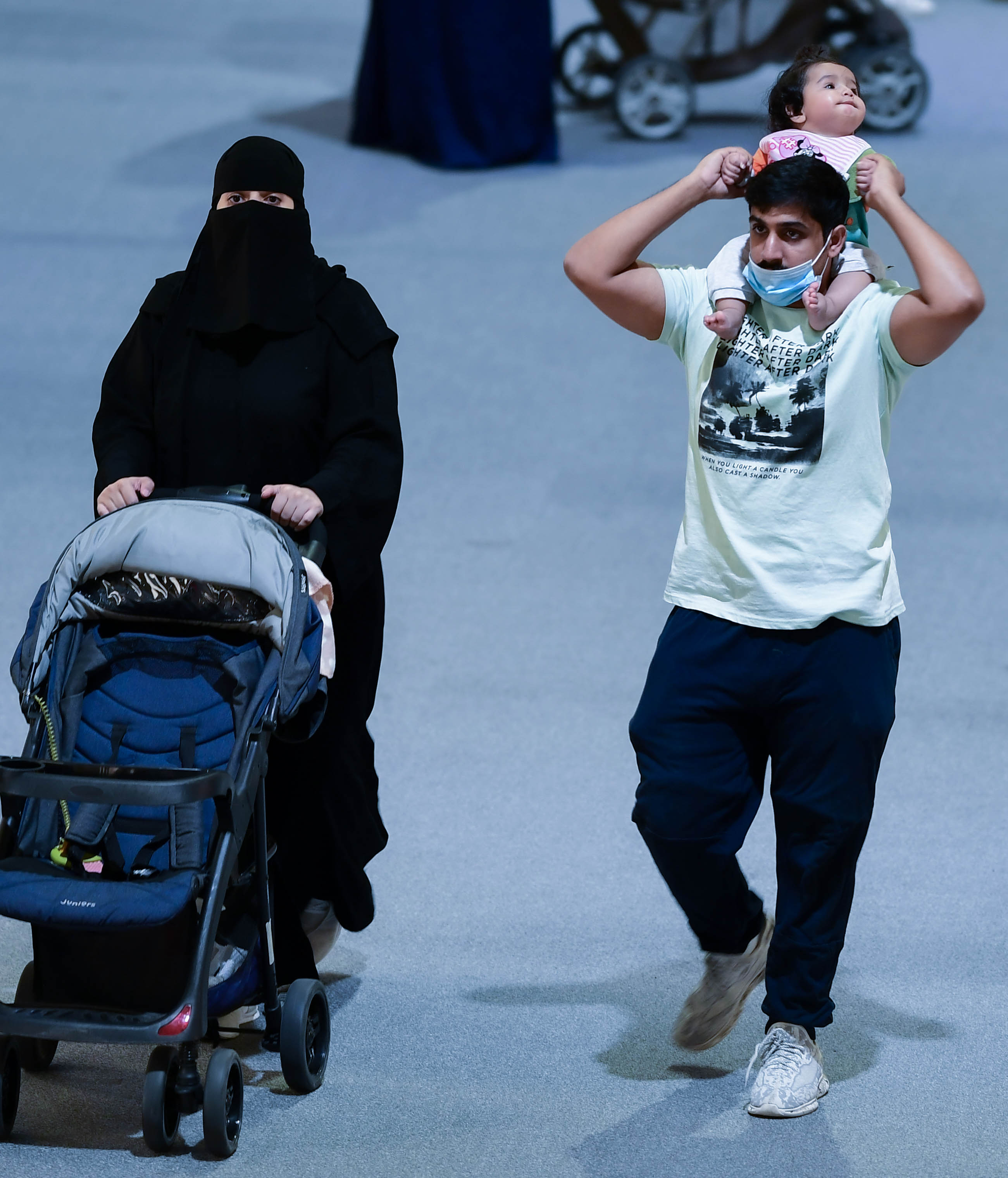 توافد محبي الكتب على معرض الكتاب في ثاني أيامه