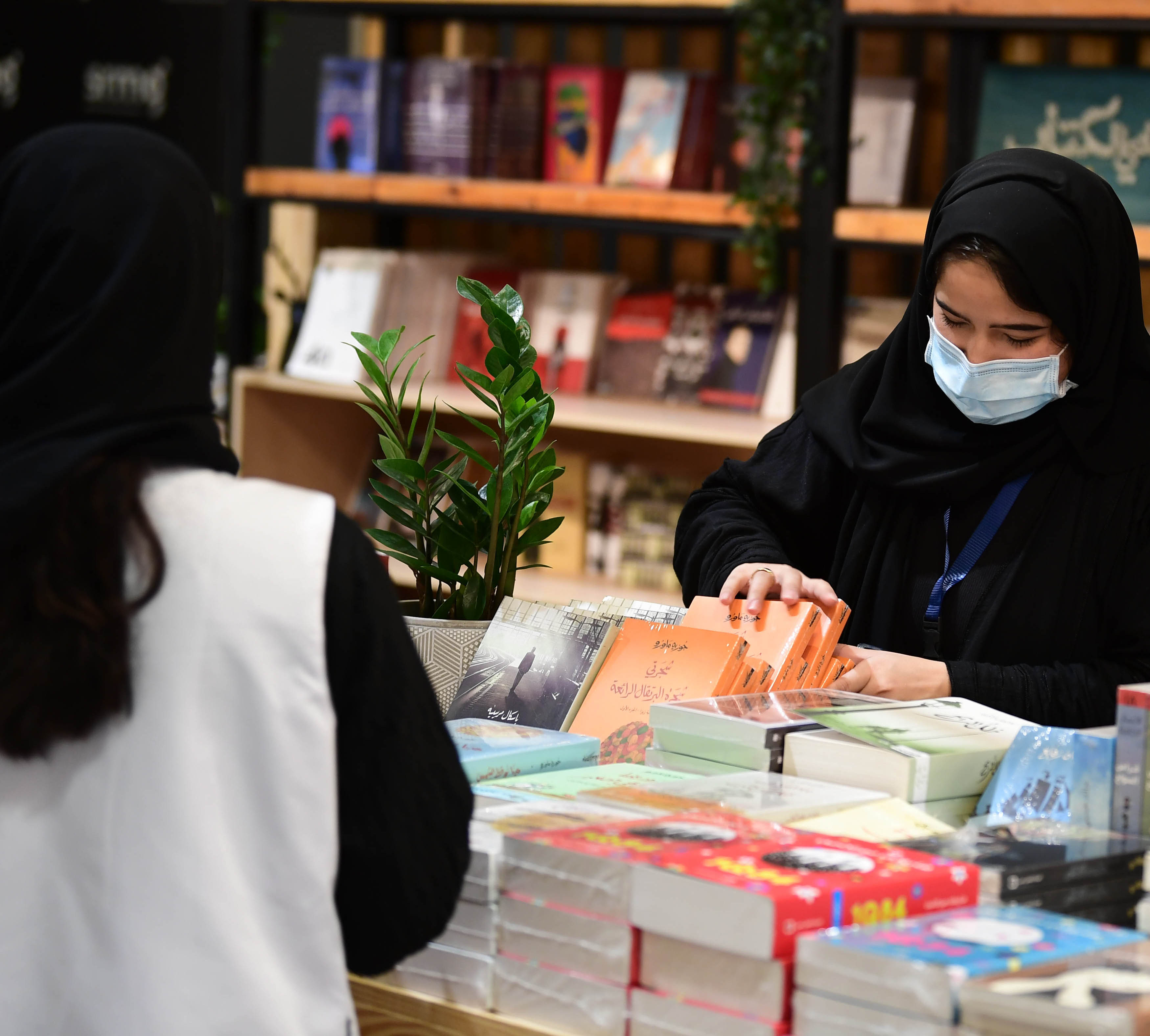 توافد محبي الكتب على معرض الكتاب في ثاني أيامه