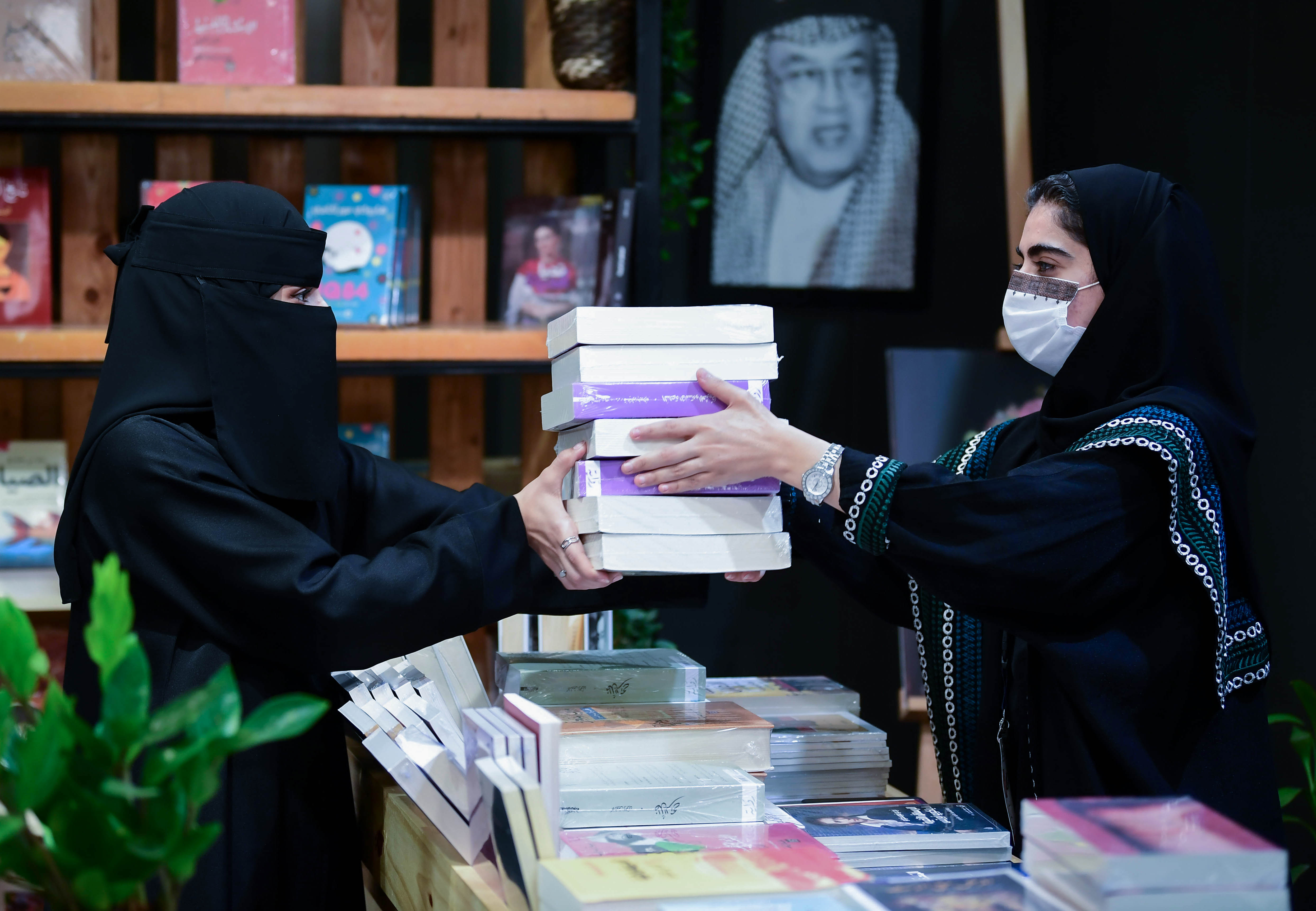 توافد محبي الكتب على معرض الكتاب في ثاني أيامه