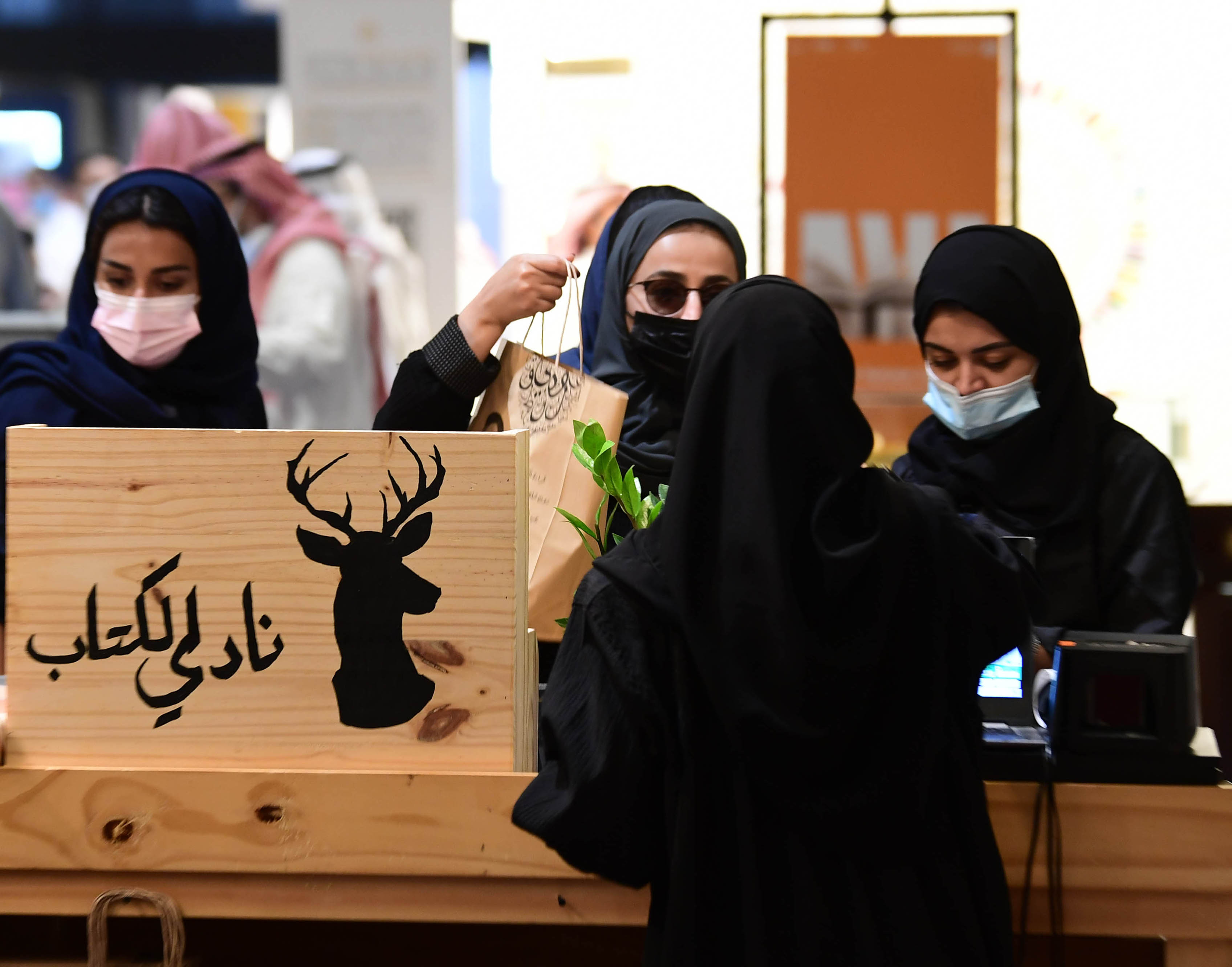 توافد محبي الكتب على معرض الكتاب في ثاني أيامه