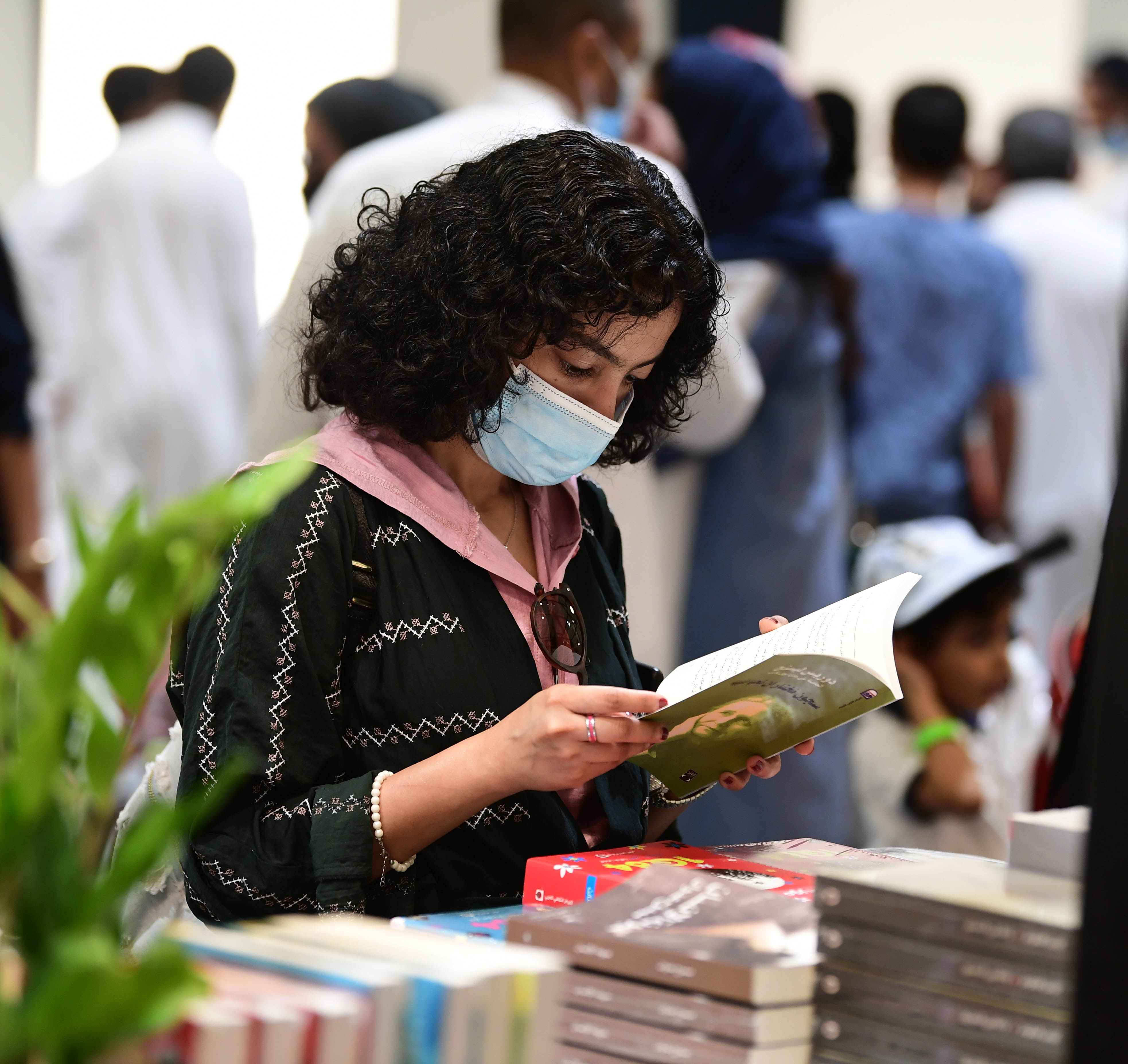 توافد محبي الكتب على معرض الكتاب في ثاني أيامه